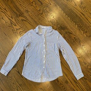 Shirt with long sleeve. Color white and blue